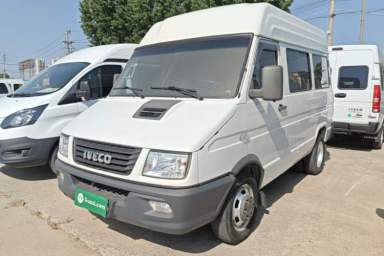 Used Iveco Daily 2021 2.5T A35 M1 Passenger Van 5-9 Seater Short Wheelbase Mid-Roof Design Dual Tires Side Sliding Door