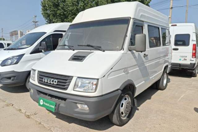 Used Iveco Daily 2021 2.5T A35 M1 Passenger Van 5-9 Seater Short Wheelbase Mid-Roof Design Dual Tires Side Sliding Door