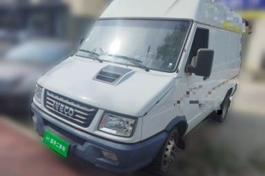 Used Iveco Daily 2021 2.8T V35 VAN厢式 van 3-seater short wheelbase mid-roof design with dual tires and manual doors