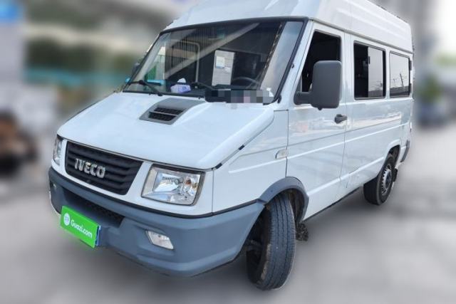 Used Iveco Daily 2021 2.5T A35 M1 Passenger Van 5-9 Seater Short Wheelbase Mid-Roof Design Single Tire Manual Doors