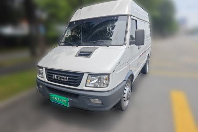 Used Iveco Daily 2021 2.8T V35 VAN厢式 Delivery Van 3-Seater Short Wheelbase Mid-Roof Design with Dual Tires and Side Sliding Doors