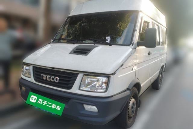 Used Iveco Daily 2021 2.5T A35 M1 Passenger Van 5-9 Seater Short Wheelbase Mid-Roof Design Single Tire Manual Doors