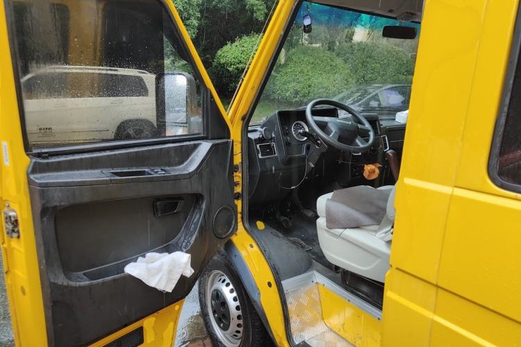 Used Iveco Daily 2021 2.5T A35 M1 Passenger Van 5-9 Seats Short Wheelbase Low Roof Single Tire Manual Doors Driver Seat