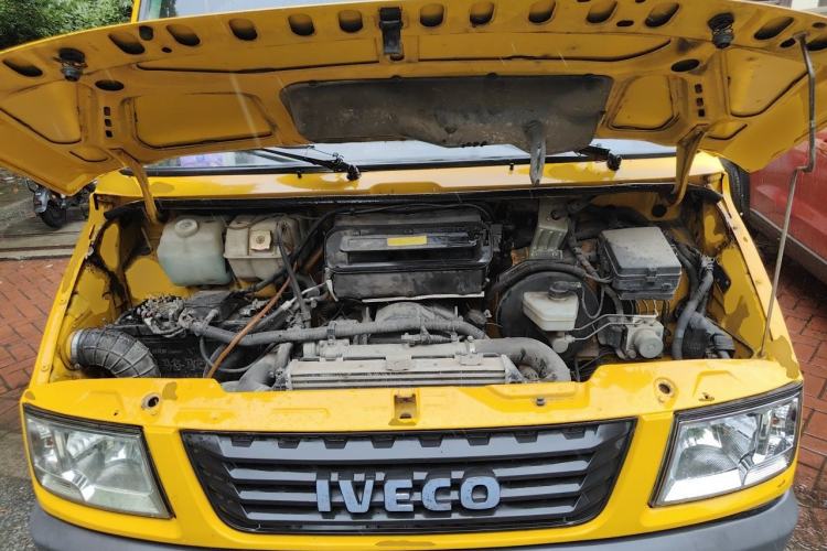 Used Iveco Daily 2021 2.5T A35 M1 Passenger Van 5-9 Seats Short Wheelbase Low Roof Single Tire Manual Doors Engine Bay