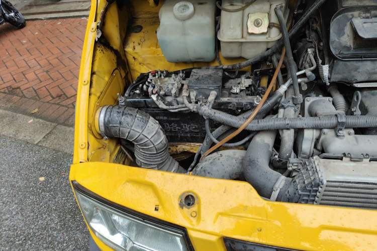 Used Iveco Daily 2021 2.5T A35 M1 Passenger Van 5-9 Seats Short Wheelbase Low Roof Single Tire Manual Doors Engine Bay Right