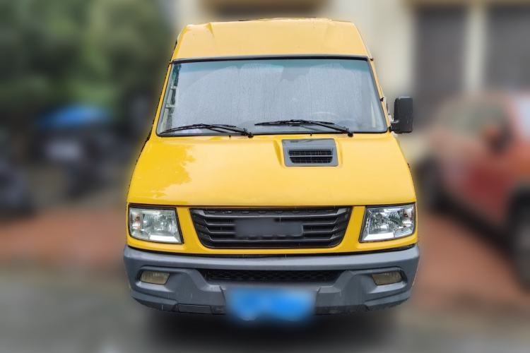 Used Iveco Daily 2021 2.5T A35 M1 Passenger Van 5-9 Seats Short Wheelbase Low Roof Single Tire Manual Doors Front
