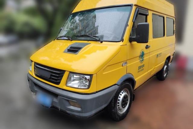 Used Iveco Daily 2021 2.5T A35 M1 Passenger Van 5-9 Seats Short Wheelbase Low Roof Single Tire Manual Doors