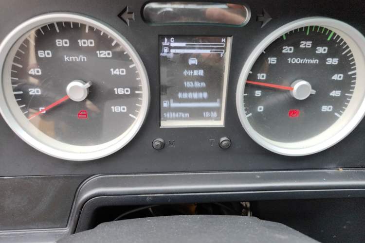 Used Iveco Daily 2021 2.5T A35 M1 Passenger Van 5-9 Seats Short Wheelbase Low Roof Single Tire Manual Doors Odometer Close Up