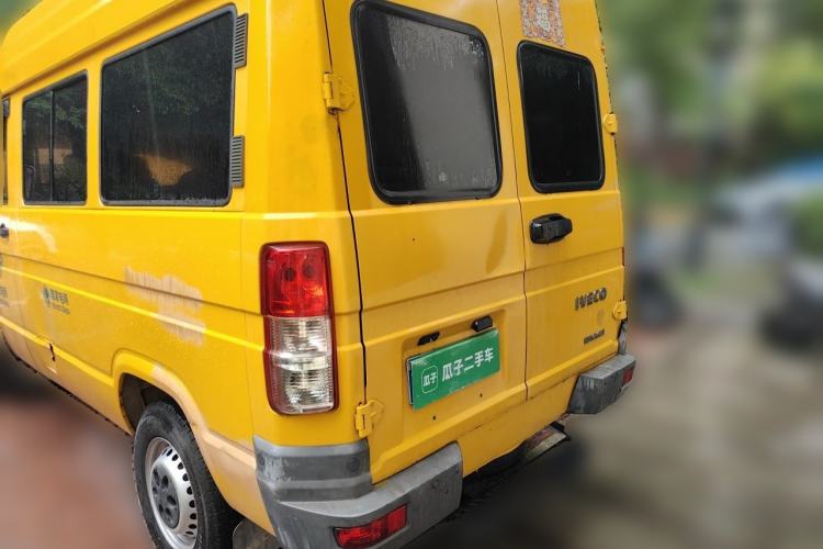 Used Iveco Daily 2021 2.5T A35 M1 Passenger Van 5-9 Seats Short Wheelbase Low Roof Single Tire Manual Doors Rear