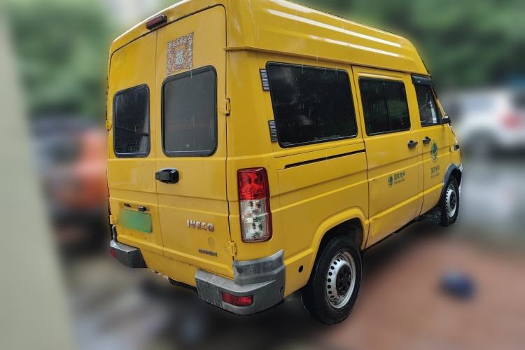 Used Iveco Daily 2021 2.5T A35 M1 Passenger Van 5-9 Seats Short Wheelbase Low Roof Single Tire Manual Doors Rear Right 45 Deg