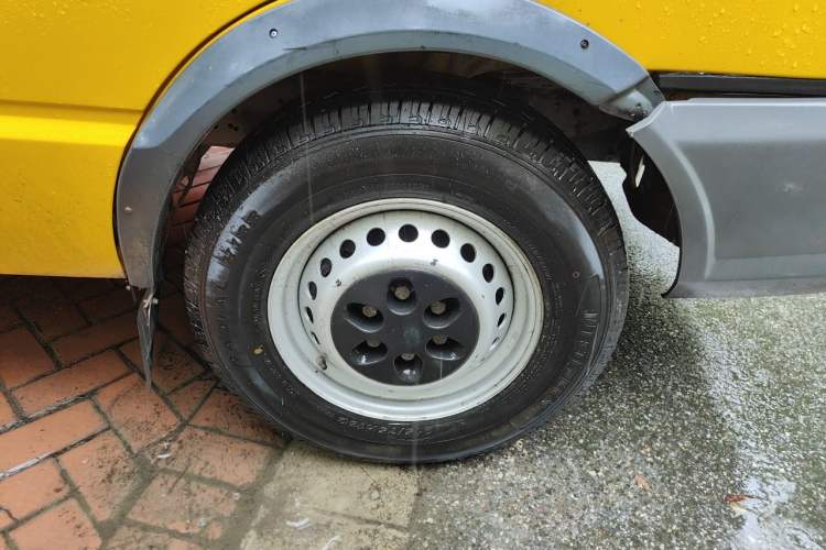 Used Iveco Daily 2021 2.5T A35 M1 Passenger Van 5-9 Seats Short Wheelbase Low Roof Single Tire Manual Doors Right Front Wheel Hub