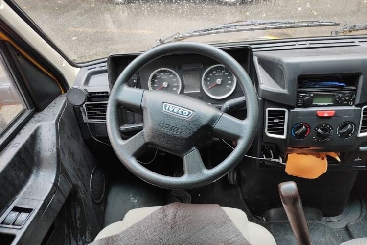 Used Iveco Daily 2021 2.5T A35 M1 Passenger Van 5-9 Seats Short Wheelbase Low Roof Single Tire Manual Doors Steering Wheel