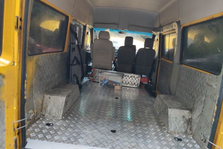 Used Iveco Daily 2021 2.5T A35 M1 Passenger Van 5-9 Seats Short Wheelbase Low Roof Single Tire Manual Doors Trunk