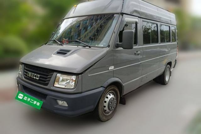 Used Iveco Daily 2022 2.5T A37 M1 Passenger Van 5-9 Seats Long Wheelbase Mid-Roof Design Dual Tires Side Sliding Doors