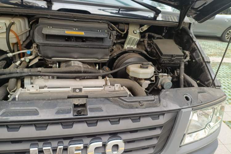 Used Iveco Daily 2022 2.5T A37 M1 Passenger Van 5-9 Seats Long Wheelbase Mid-Roof Design Dual Tires Side Sliding Doors Engine Bay Left