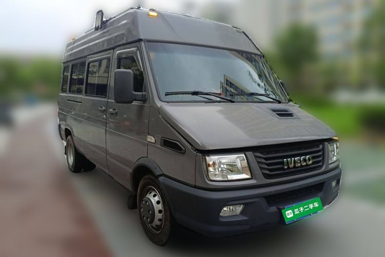 Used Iveco Daily 2022 2.5T A37 M1 Passenger Van 5-9 Seats Long Wheelbase Mid-Roof Design Dual Tires Side Sliding Doors Front Right 45 Deg