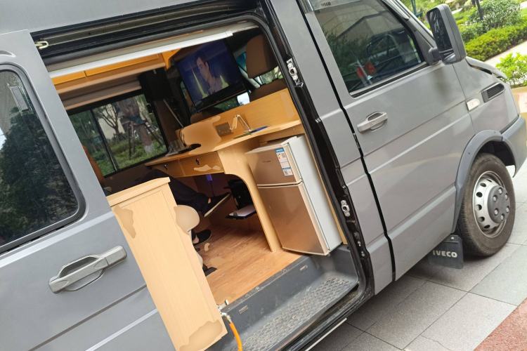 Used Iveco Daily 2022 2.5T A37 M1 Passenger Van 5-9 Seats Long Wheelbase Mid-Roof Design Dual Tires Side Sliding Doors Left Rear Seat