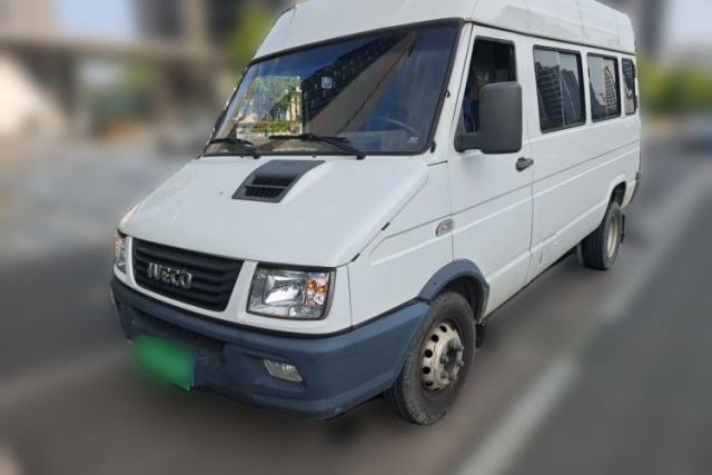 Used Iveco Daily 2022 2.5T A37 M1 Passenger Van 5-9 Seater Long Wheelbase Mid-Roof Design Dual Tires Manual Doors