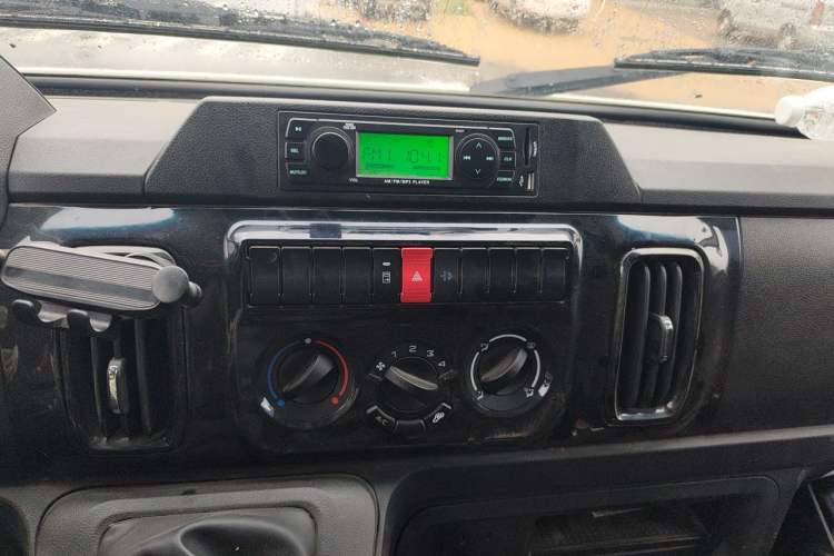 Used Iveco Daily 2022 2.5T A37 M1 Passenger Van 5-9 Seater Long Wheelbase Mid-Roof Design Dual Tires Manual Doors Audio And AC Panel