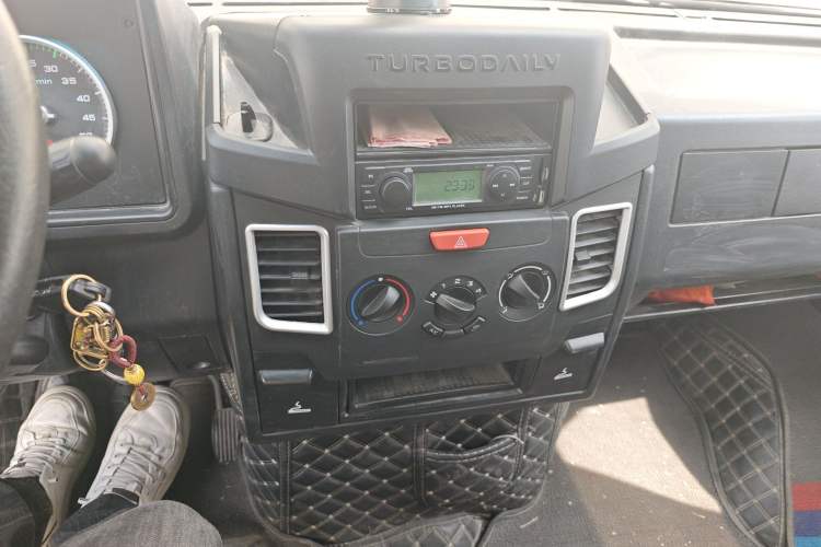 Used Iveco Daily 2022 2.5T A37 M1 Passenger Van 5-9 Seats Long Wheelbase Mid-Roof Design Dual Tires Side Sliding Doors Audio And AC Panel