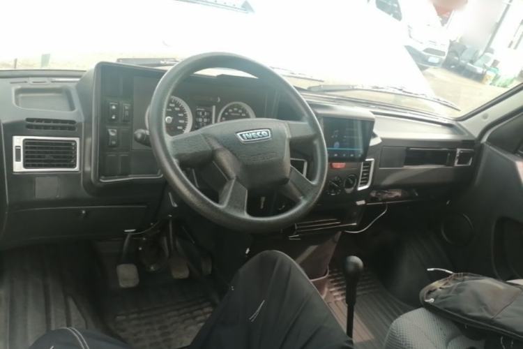 Used Iveco Daily 2022 2.5T A37 M1 Passenger Van 5-9 Seats Long Wheelbase Mid-Roof Design Dual Tires Manual Doors Center Console