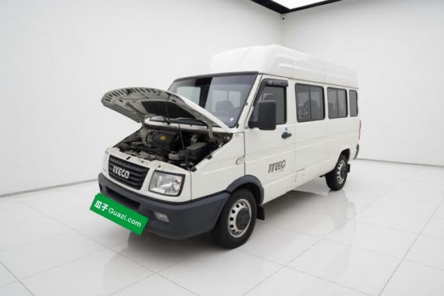 Used Iveco Daily 2022 2.5T A37 M1 Passenger Van 5-9 Seats Long Wheelbase Mid-Roof Design Dual Tires Side Sliding Doors