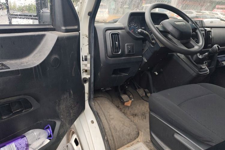 Used Iveco Daily 2022 2.5T A37 M1 Passenger Van 5-9 Seater Long Wheelbase Mid-Roof Design Dual Tires Manual Doors Driver Seat