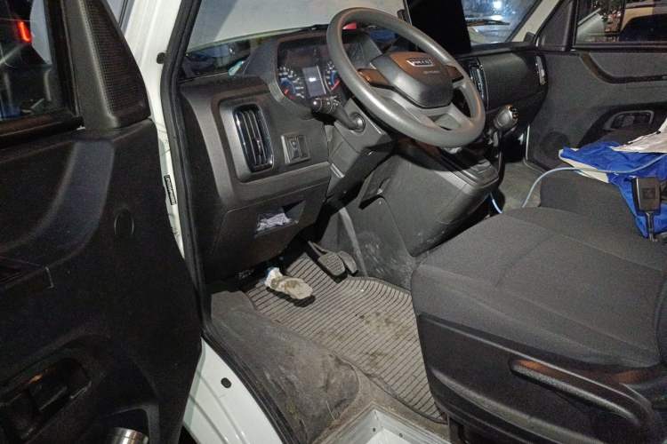 Used Iveco Daily 2022 2.5T A37 M1 Passenger Van 5-9 Seater Long Wheelbase Mid-Roof Design Dual Tires Manual Doors Driver Seat