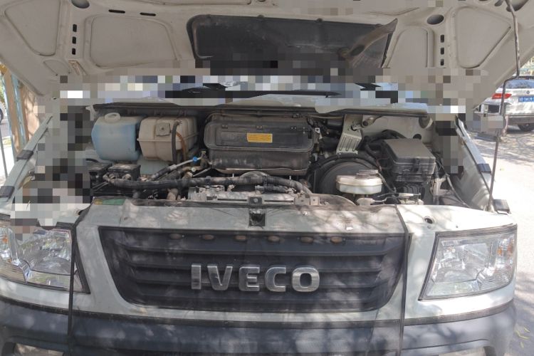 Used Iveco Daily 2022 2.5T A37 M1 Passenger Van 5-9 Seats Long Wheelbase Mid-Roof Design Dual Tires Side Sliding Doors Engine Bay