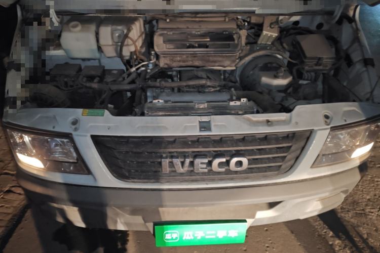 Used Iveco Daily 2022 2.5T A37 M1 Passenger Van 5-9 Seats Long Wheelbase Mid-Roof Design Dual Tires Side Sliding Doors Engine Bay