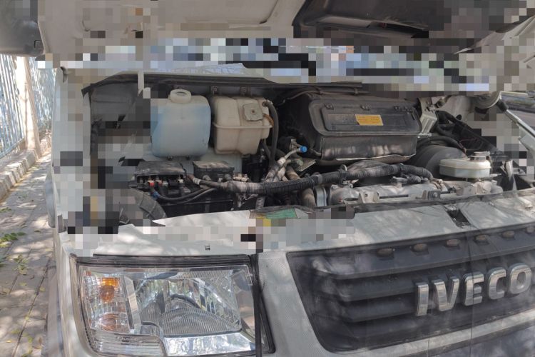 Used Iveco Daily 2022 2.5T A37 M1 Passenger Van 5-9 Seats Long Wheelbase Mid-Roof Design Dual Tires Side Sliding Doors Engine Bay Right