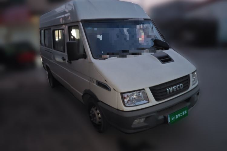 Used Iveco Daily 2022 2.5T A37 M1 Passenger Van 5-9 Seats Long Wheelbase Mid-Roof Design Dual Tires Side Sliding Doors Exterior 2
