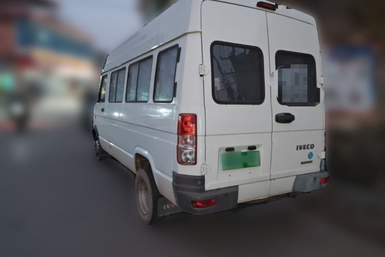 Used Iveco Daily 2022 2.5T A37 M1 Passenger Van 5-9 Seats Long Wheelbase Mid-Roof Design Dual Tires Side Sliding Doors Exterior 3