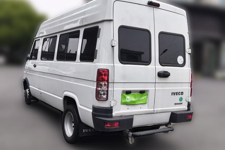 Used Iveco Daily 2022 2.5T A37 M1 Passenger Van 5-9 Seats Long Wheelbase Mid-Roof Design Dual Tires Manual Doors Exterior 3