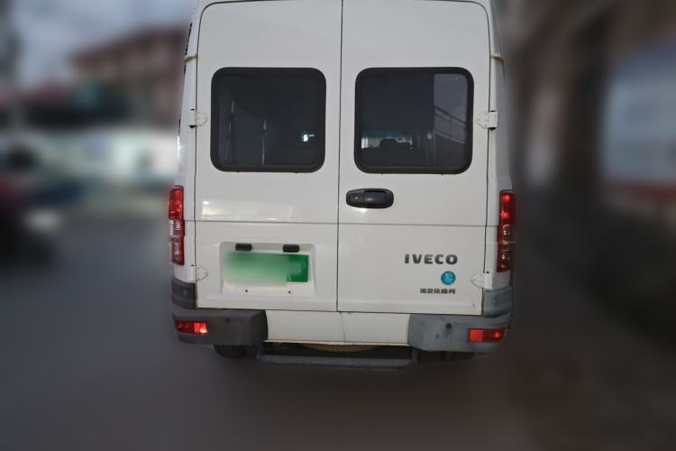 Used Iveco Daily 2022 2.5T A37 M1 Passenger Van 5-9 Seats Long Wheelbase Mid-Roof Design Dual Tires Side Sliding Doors Exterior 4