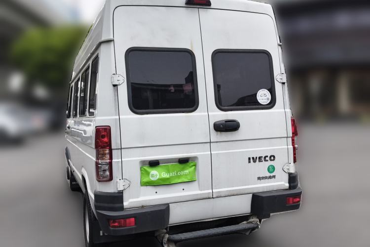 Used Iveco Daily 2022 2.5T A37 M1 Passenger Van 5-9 Seats Long Wheelbase Mid-Roof Design Dual Tires Manual Doors Exterior 4