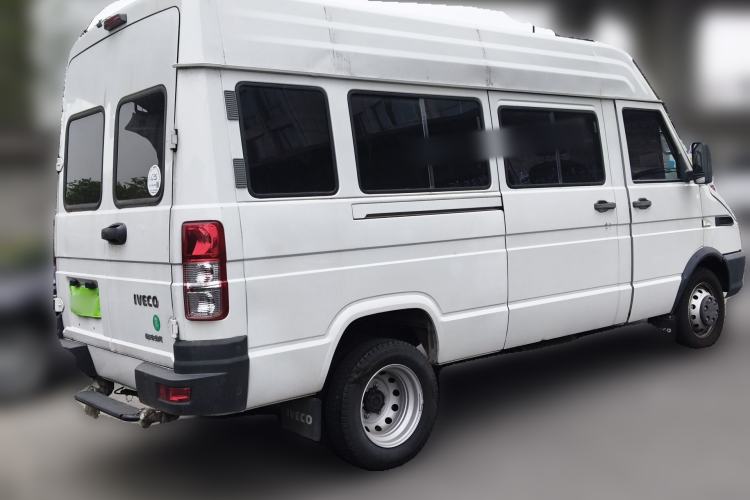 Used Iveco Daily 2022 2.5T A37 M1 Passenger Van 5-9 Seats Long Wheelbase Mid-Roof Design Dual Tires Manual Doors Exterior 5