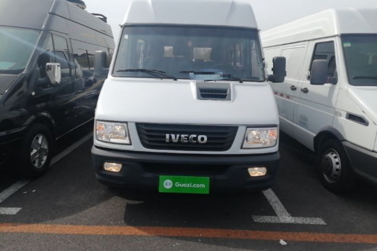 Used Iveco Daily 2022 2.5T A37 M1 Passenger Van 5-9 Seats Long Wheelbase Mid-Roof Design Dual Tires Manual Doors Front