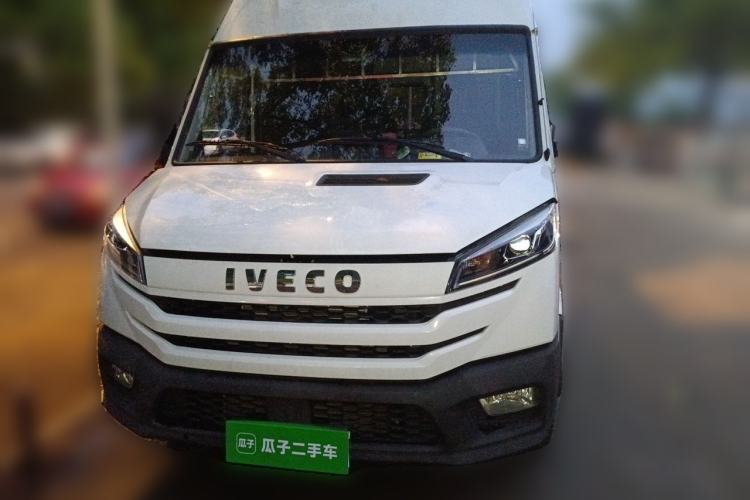 Used Iveco Daily 2022 2.5T A37 M1 Passenger Van 5-9 Seater Long Wheelbase Mid-Roof Design Dual Tires Manual Doors Front