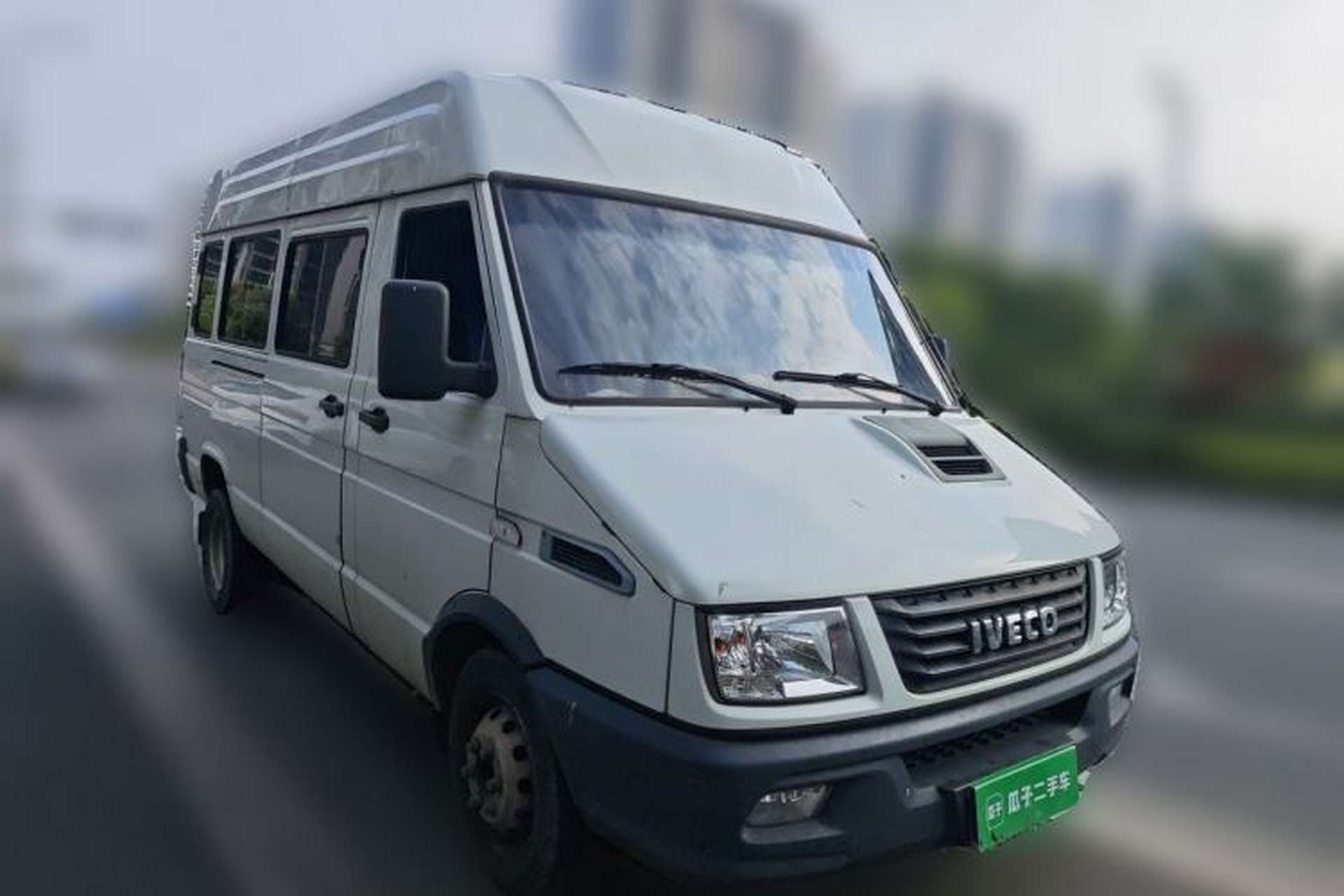 Used Iveco Daily 2022 2.5T A37 M1 Passenger Van 5-9 Seater Long Wheelbase Mid-Roof Design Dual Tires Manual Doors Front Right 45 Deg