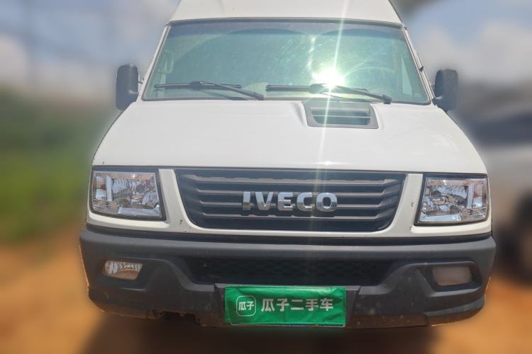 Used Iveco Daily 2022 2.5T A37 M1 Passenger Van 5-9 Seater Long Wheelbase Mid-Roof Design Dual Tires Manual Doors Front