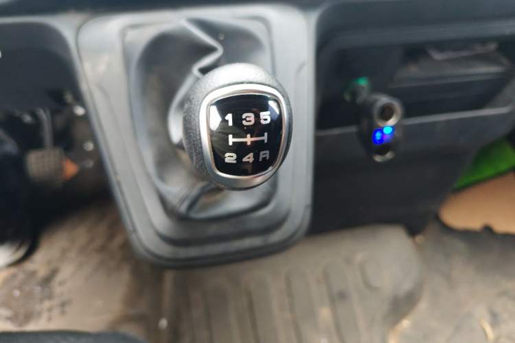 Used Iveco Daily 2022 2.5T A37 M1 Passenger Van 5-9 Seater Long Wheelbase Mid-Roof Design Dual Tires Manual Doors Gear Lever