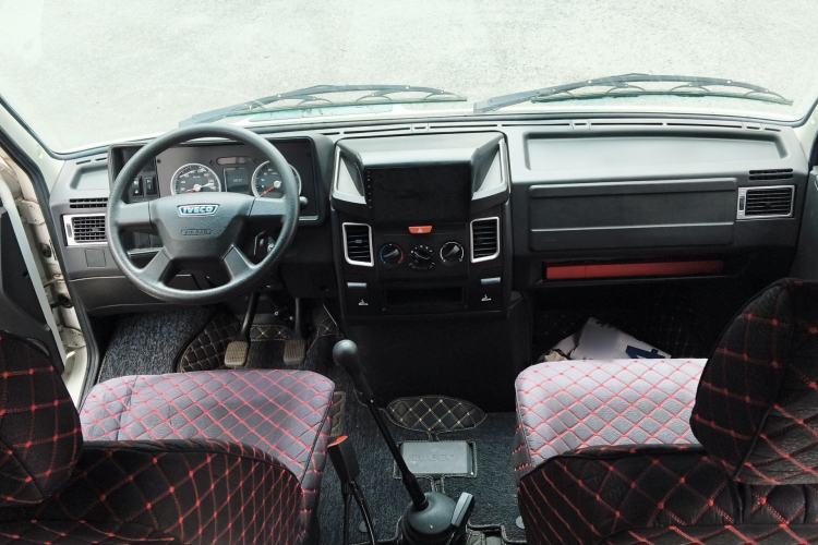 Used Iveco Daily 2022 2.5T A37 M1 Passenger Van 5-9 Seats Long Wheelbase Mid-Roof Design Dual Tires Manual Doors Interior 2