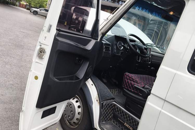 Used Iveco Daily 2022 2.5T A37 M1 Passenger Van 5-9 Seats Long Wheelbase Mid-Roof Design Dual Tires Manual Doors Interior 3
