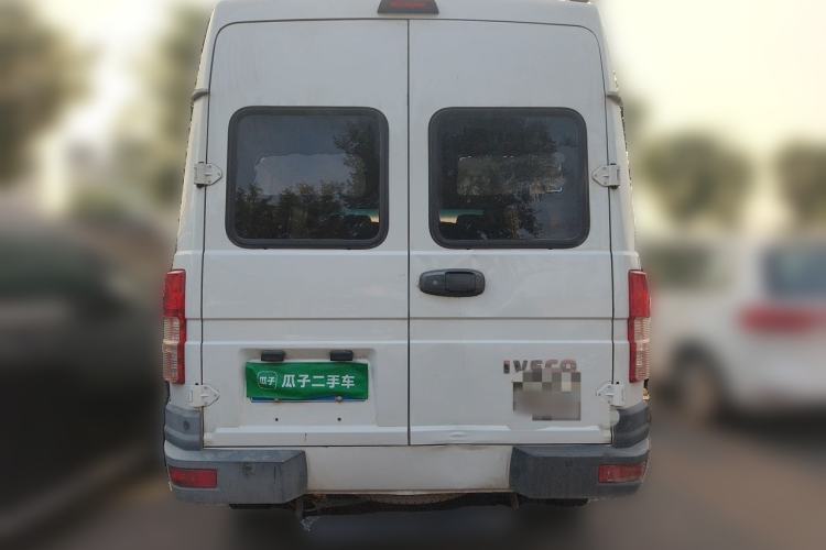 Used Iveco Daily 2022 2.5T A37 M1 Passenger Van 5-9 Seats Long Wheelbase Mid-Roof Design Dual Tires Manual Doors Rear