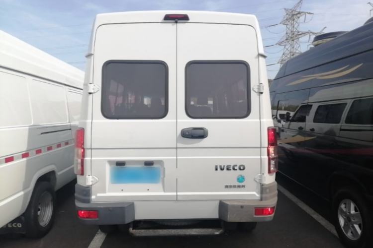 Used Iveco Daily 2022 2.5T A37 M1 Passenger Van 5-9 Seats Long Wheelbase Mid-Roof Design Dual Tires Manual Doors Rear