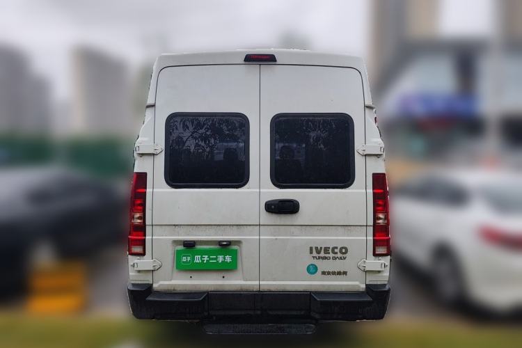 Used Iveco Daily 2022 2.5T A37 M1 Passenger Van 5-9 Seater Long Wheelbase Mid-Roof Design Dual Tires Manual Doors Rear