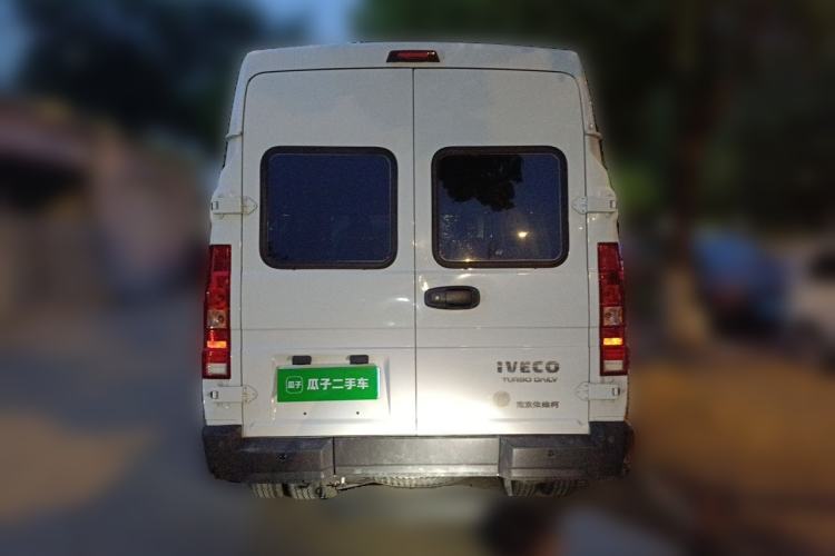 Used Iveco Daily 2022 2.5T A37 M1 Passenger Van 5-9 Seater Long Wheelbase Mid-Roof Design Dual Tires Manual Doors Rear