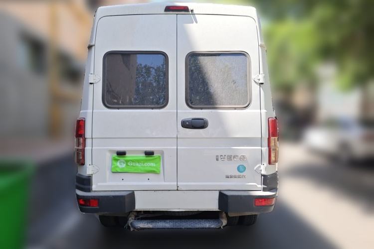 Used Iveco Daily 2022 2.5T A37 M1 Passenger Van 5-9 Seats Long Wheelbase Mid-Roof Design Dual Tires Side Sliding Doors Rear