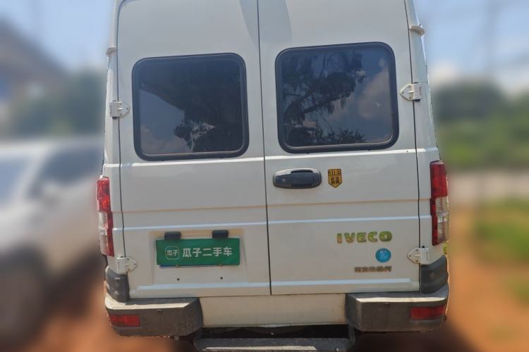 Used Iveco Daily 2022 2.5T A37 M1 Passenger Van 5-9 Seater Long Wheelbase Mid-Roof Design Dual Tires Manual Doors Rear